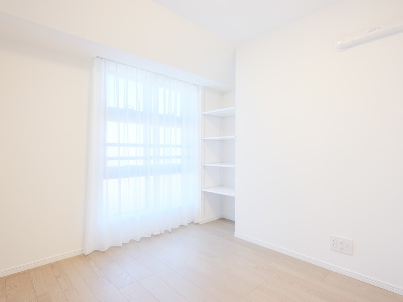同じく西向きの洋室3です。クローゼットに加えて、インテリアとしても楽しめる収納棚を備え付けました。自分らしいお部屋に彩って毎日を楽しめます。