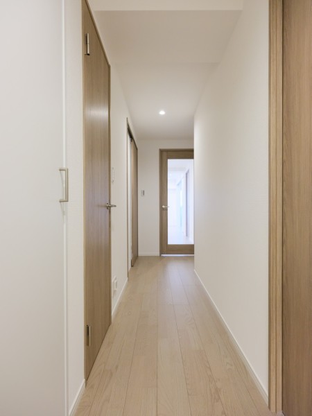 ダイニングからの光を取り込んだ明るい廊下部分です。大切なご家族の「ただいま」「おかえり」が行き交う心温まる空間です。