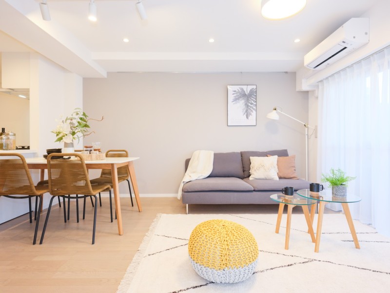 約14帖のLDKは、住まう方の趣味や感性で飾っていただけるように、シンプルな内装で仕上げました。ピクチャーレールを設置したので壁を傷つける心配なくお気に入りのアートやグリーンを飾りインテリアを楽しめます。