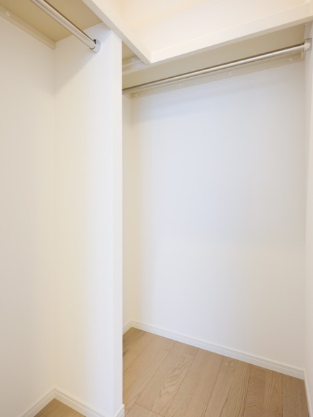 洋室1のウォークインクローゼットです。かさばりやすいアウターやオフシーズンの家電など、たっぷり収納できそうです♪