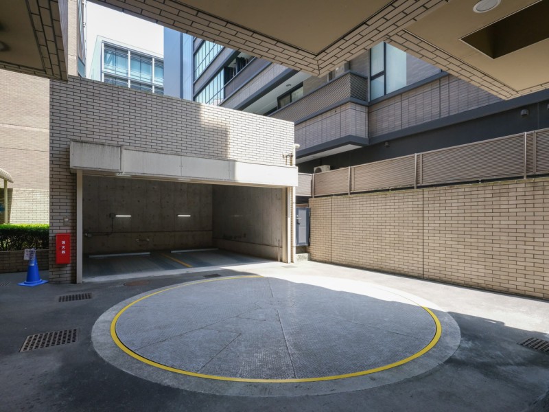 敷地内には駐車場が完備されています。雨の日にも濡れることなく車の乗り降りが可能です。