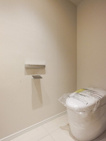 タンクレストイレやスティックリモコンでスタイリッシュな空間を演出します。上品さが宿るホワイト基調のレストルームです。