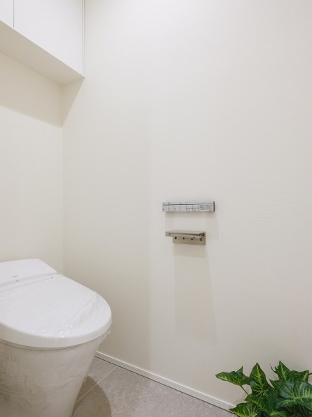 空間をすっきり見せるLIXIL製タンクレストイレを採用。清潔感と使い勝手のよさが魅力です。