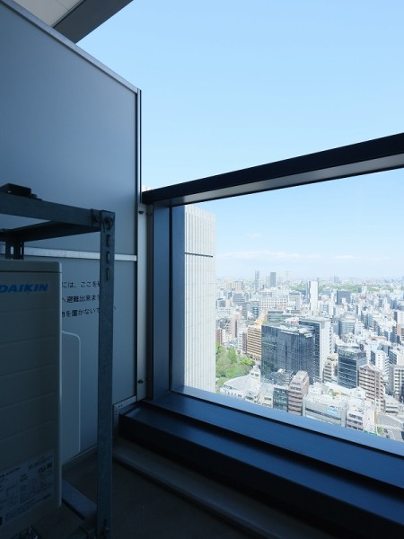 高層階ならではのパノラマビューが魅力のバルコニー。都心の景色を一望でき、開放感あふれる空間です。