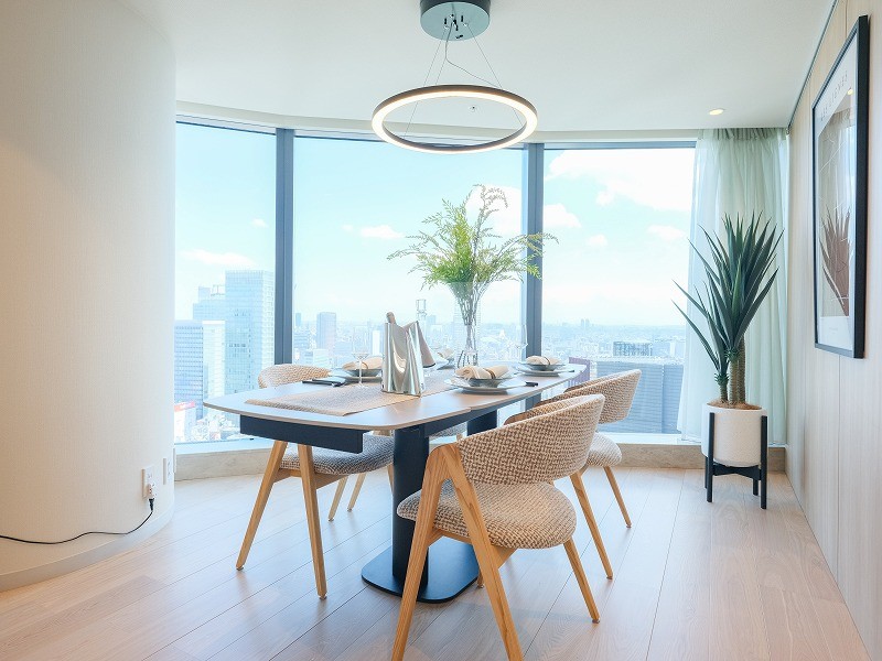 大きな窓に囲まれたダイニングは、都市の景色を望む特等席。上質な設えと自然光に包まれながら、優雅なお食事のひとときをお楽しみいただけます。