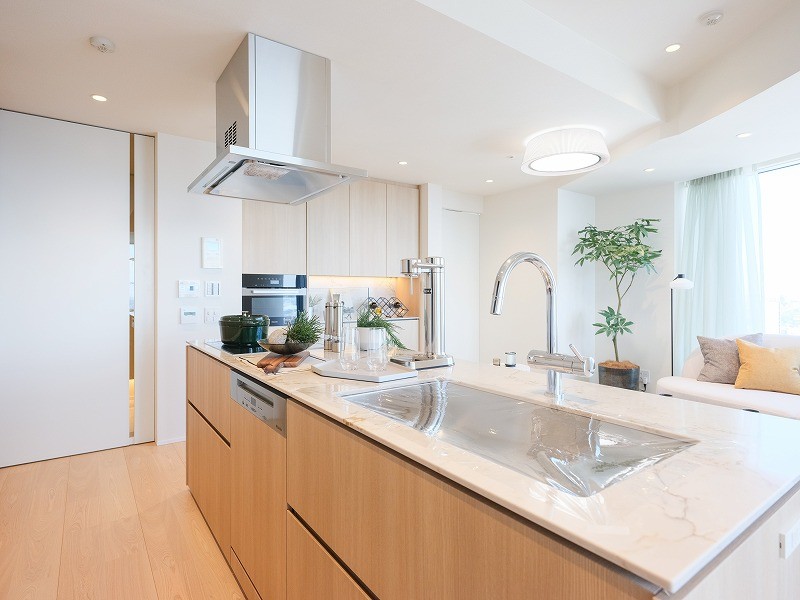 上質な素材感と洗練されたデザインが魅力の田中工藝製のアイランドキッチンです。広々としたカウンターは、調理も配膳も快適に行えます。