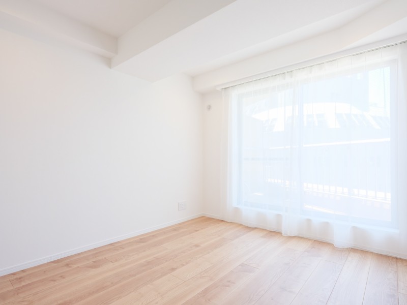 バルコニーに面した洋室2は、約6.5帖のお部屋です。凹凸が少なく大きな家具も設置しやすいので、主寝室におすすめです。