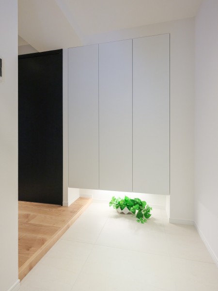 住まいの顔となる玄関はフットライトが足元を優しく照らす、シンプルでありながらもどこか上品さを宿した空間です。大容量のシューズボックスにはたっぷりと収納可能です。