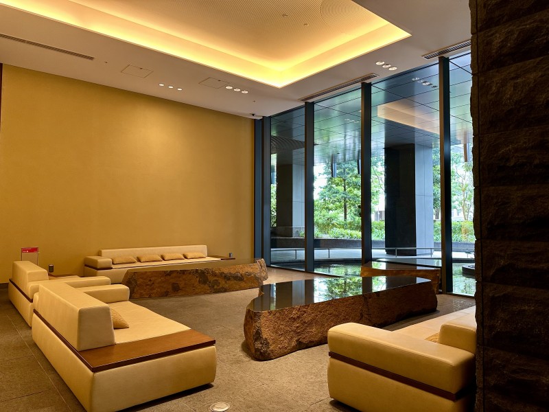 3階部分のエントランスホールです。堂々たる趣の中に居心地の良さも感じさせ、安らぎの居住空間へ誘います。