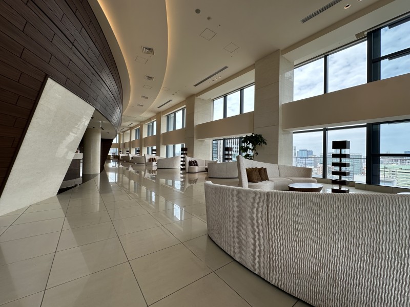 20階のエントランスロビーは、開放感がたっぷりの空間です。先進の佇まいで、高級感と気品が溢れます。