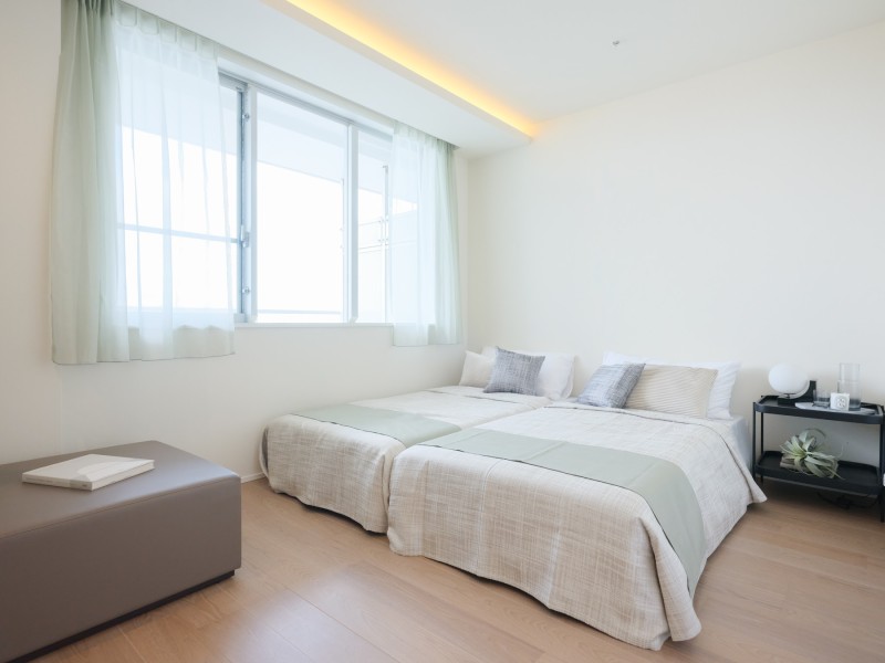 約8.1帖の洋室1はリビングから一番遠く、プライベート性が高いお部屋です。WIC付きで居住スペースを広くお使いいただけるため、主寝室におすすめです。