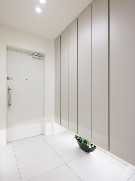 タイル貼りの高級感漂う玄関ホールです。天井までの高さがあるシューズボックスを備え付けたので、玄関をすっきり綺麗に保てます。