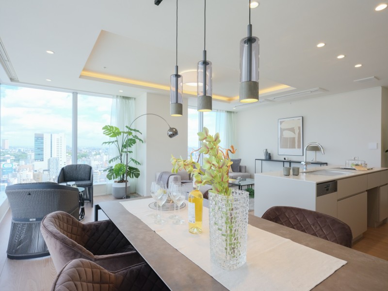 床暖房が敷設されているので、一年中快適にお過ごしいただけるリビングダイニングです。備え付けのピクチャーレールにはアートを飾って、お好みの空間づくりをお楽しみいただけます。