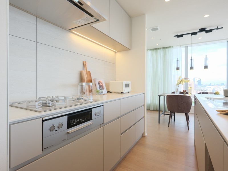 キッチン背面にはカップボードを造作しました。間接照明が照らし、調理家電や食器などをおしゃれにディスプレイできます。