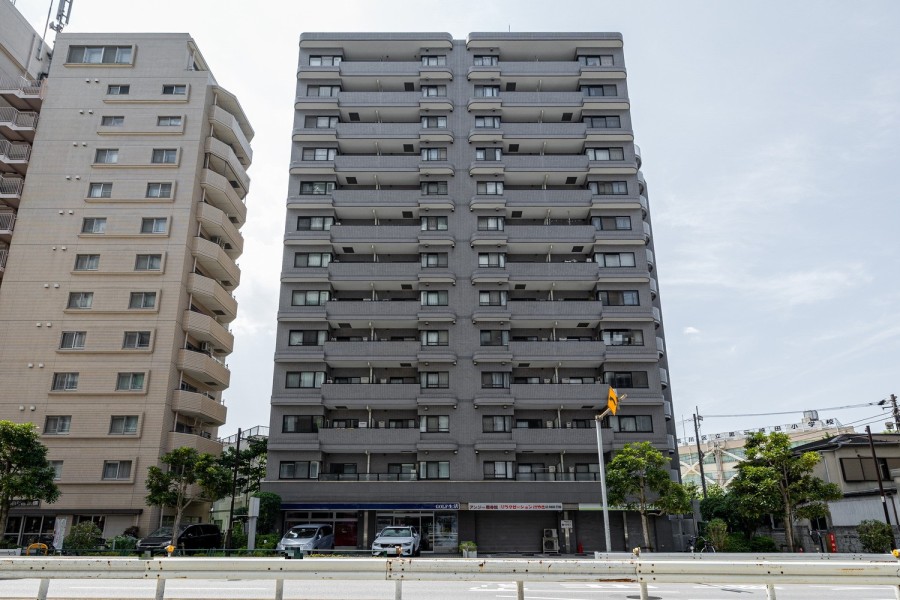 複数路線が利用可能・徒歩１０分圏内に、ヨークフーズやOlympic、どらっぐぱぱす、ビッグ・エーなど便利な施設が揃っており利便性良好な住環境です。