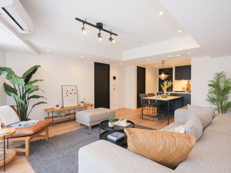 約18.4帖の広さを誇るLDKです。上質で伸びやかな時間をご家族やご友人、愛するペットと一緒にお過ごしいただけます。