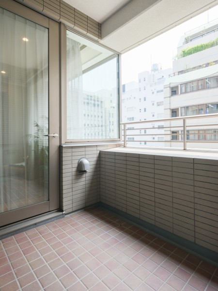 心地よい陽光を取り込み、空間をゆるやかに紡ぐバルコニーです。リビングからも洋室2もアクセス可能です。