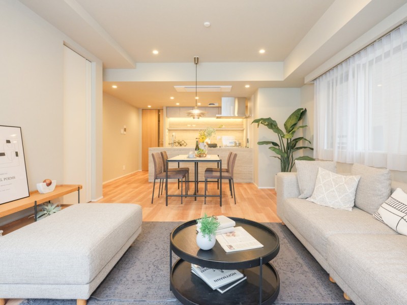 お部屋は自然の優しい温もりを添えた居心地の良い内装に仕上がりました。床暖房が敷設され、大切なペットも一緒に、ご家族みなさんが一年中快適にお過ごしいただけます。