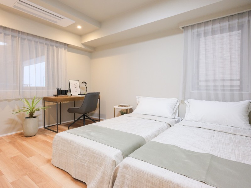 二面採光で開放的な洋室1です。リビングと同様に床暖房設備を設置しております。