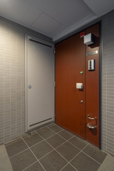 重厚感があるブラウンカラーの玄関です。オートロック・宅配ボックス完備。ペット飼育可（規約有）