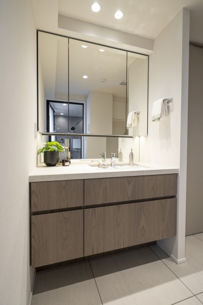 入浴後の時間をも快適に彩る、ホテルライクな洗面室です。上質感のある田中工藝製洗面化粧台を新規設置し、ゆったりとした三面鏡で身支度チェックがしやすい仕様となっております。