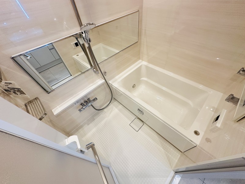 淡い色調のタイルに囲まれた、くつろぎとゆとりを感じるバスルームです。暖房・涼風・換気・乾燥機能付きで1年中快適なバスタイムをお楽しみいただけます。