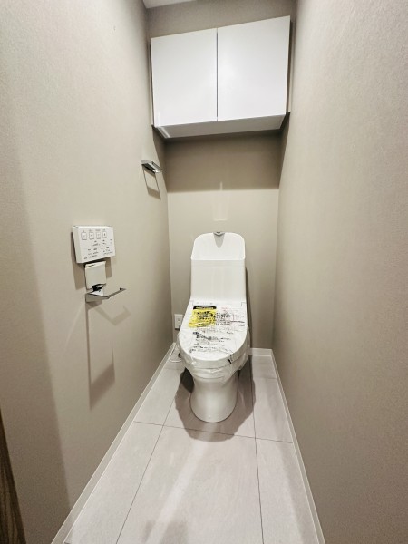 ウォシュレット一体型のトイレは、お掃除の手助けをしてくれる便利機能が搭載されています。毎日使う場所だからこそ、清潔感と使いやすさを考慮した空間です。