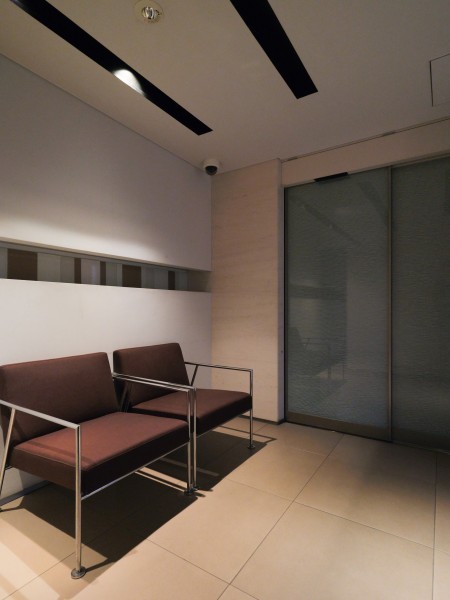 上質な雰囲気のエントランスには、落ち着いたブラウンカラーのイスが置いてあります。イスに座ってご近所の方とコミュニケーションを取ることができます。