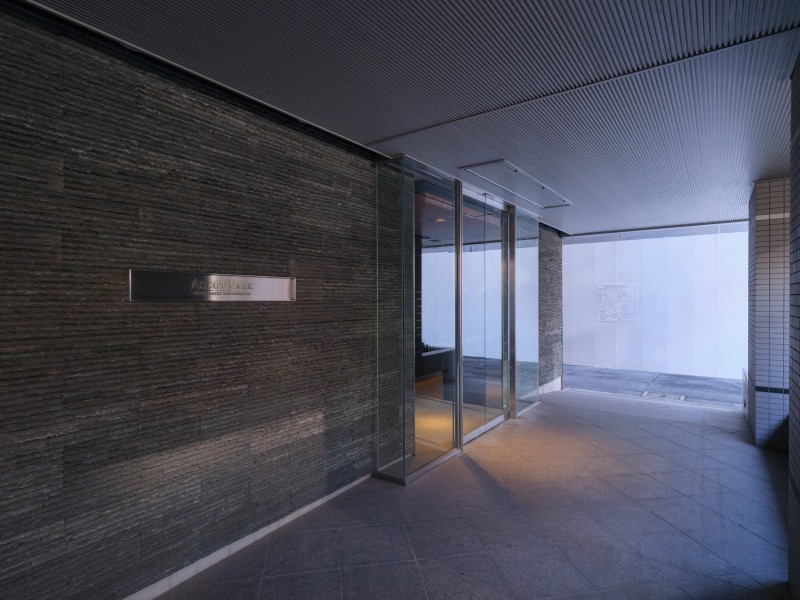 堂々たる趣の中に居心地の良さも感じさせ、安らぎの居住空間へ誘います。忙しない都心で躍動し帰るあなたのほっとする住まいになりそうです。