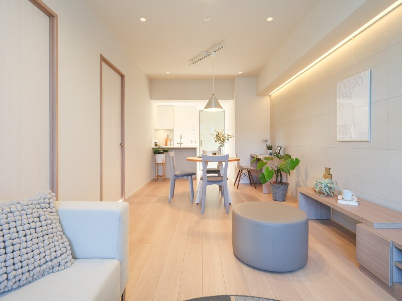 リビングには床暖房が敷設されているので、寒い季節でも足元からの冷えを気にせずにご家族やお友達と快適に団らん時間をお過ごしいただけます。