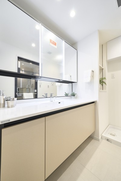 使うたびに心に気品とゆとりを与えてくれる、清潔感溢れるデザインの洗面化粧台です。豊かな洗面空間での暮らしを、毎日お楽しみいただけます。