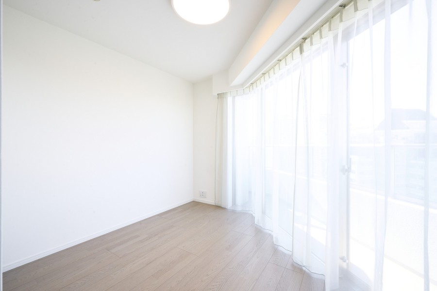 洋室2は約5.4帖の広さがあります。心地よい時間が流れるお部屋は、毎日が忙しいあなたもほっと一息つける安らぎの空間です。