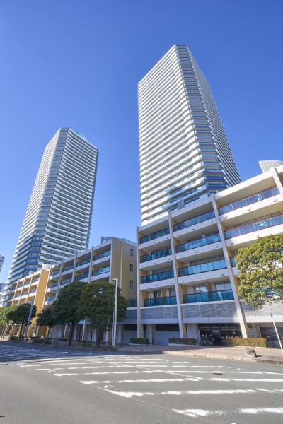 全800邸超の42階建タワーレジデンスです。充実の共用施設・上質なサービスを備えております。毎日の暮らしをサポートするコンシェルジュが皆様を出迎えます。