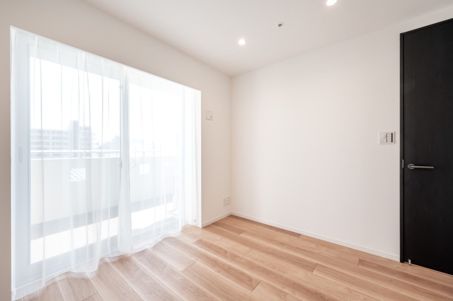 約5.0帖の洋室3は過ぎゆく時間をゆったりと感じることができるプライベート空間です。テレワークや読書など落ち着いた時間を過ごすのにもぴったりなお部屋となっております。