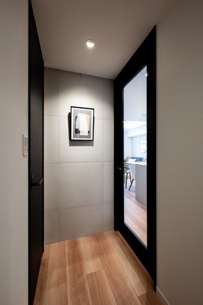 室内廊下にはピクチャーレールがあり、お好きな絵画やご家族のお写真、ドライフラワーなどを飾ることができます。ご自身の好みに彩れ、インテリアを楽しめる住まいです。