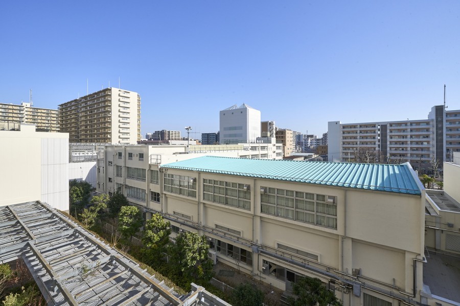 バルコニーから望む眺望では、澄み渡る開放的な青空を堪能できます。凛とした空気が流れこみ穏やかな時間が流れます。