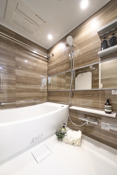 光沢感のある木目調のパネルが、より一層くつろぎと高級感を醸し出します。ゆったりとしたバスタブで毎日のお風呂時間を心ゆくまで楽しめます。