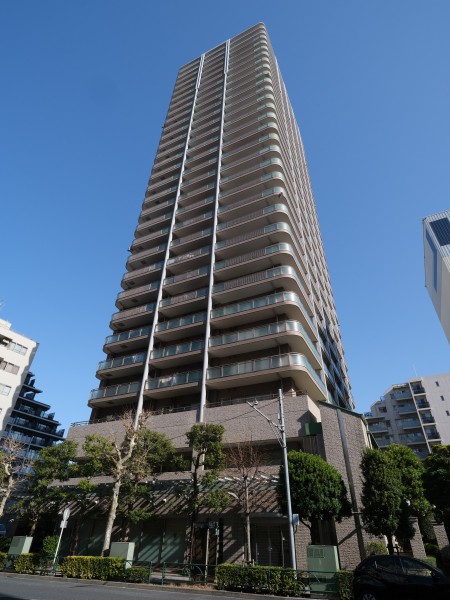 三井不動産(株)旧分譲、オートロック・宅配ボックスを完備した地上30階建てマンションです。大塚駅まで徒歩4分に位置し、山手線などの3駅3路線が利用可能であり、交通面での利便性も良好な立地です。