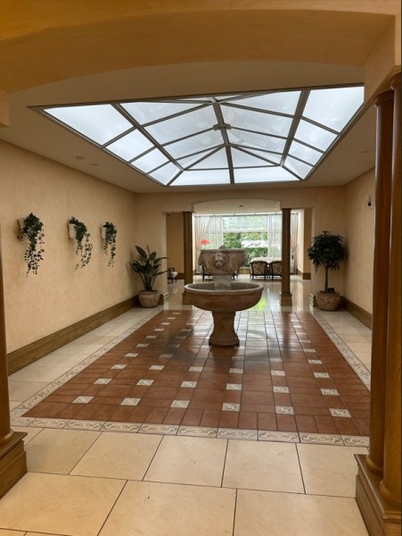 堂々たる趣の中に居心地の良さも感じられるエントランスロビーです。2014年には共用部大規模修繕工事が実施され、定期的なメンテナンス工事が行われているマンションです。