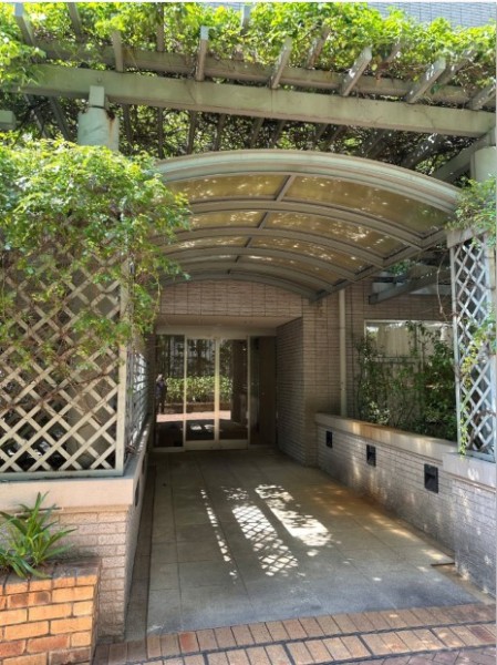 日々の通勤や通学はもちろんのこと、ショッピングからレジャーまで自在に楽しめる便利なポジションが、アクティブな日常を叶えてくれます。