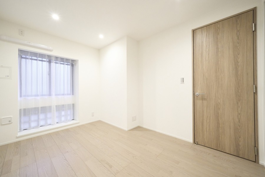 洋室1はリビングから一番遠く、プライベート性が高いお部屋です。約6.1帖の広さがあり、主寝室としてもお使いいただけます。