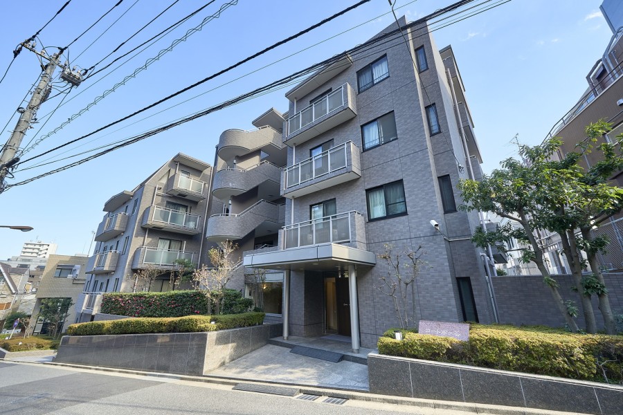 JR中央総武線「市ヶ谷」駅徒歩６分、東京メトロ有楽町線・南北線「市ヶ谷」駅徒歩５分に位置する交通利便性良好なマンションです。落ち着きのある佇まいの周りには植栽が施され、管理体制の良さが感じられます。