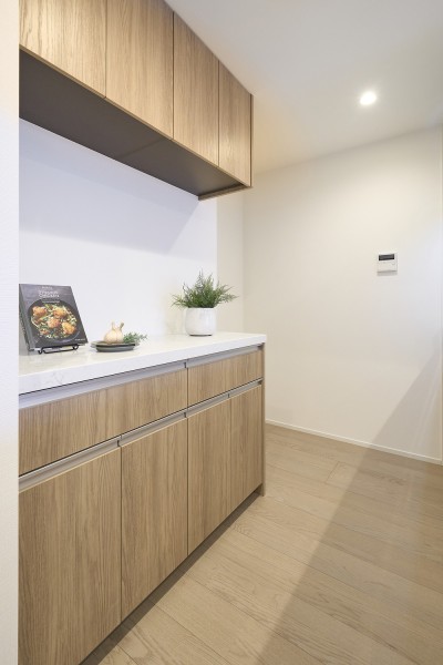 背面にはキッチンとお揃いでスタイリッシュなカップボードを備え付けました。収納が豊富で、お料理グッズや食器などをすっきり収めることができる嬉しい設備です。