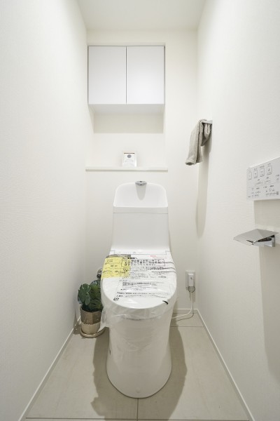 レストルームも上品さが宿る安らぎのスペースに仕上がりました。優れた節水効果や汚れが付きにくい便座など、ほしかった機能が揃ったウォシュレット一体型トイレです。