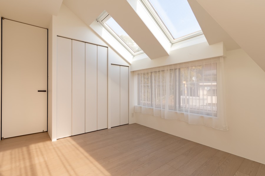 シンプルかつ柔らかく仕上げた内装が、明日への活力を養います。流行を先駆けながら、喧騒と一線を画す安らぎの居住空間です。