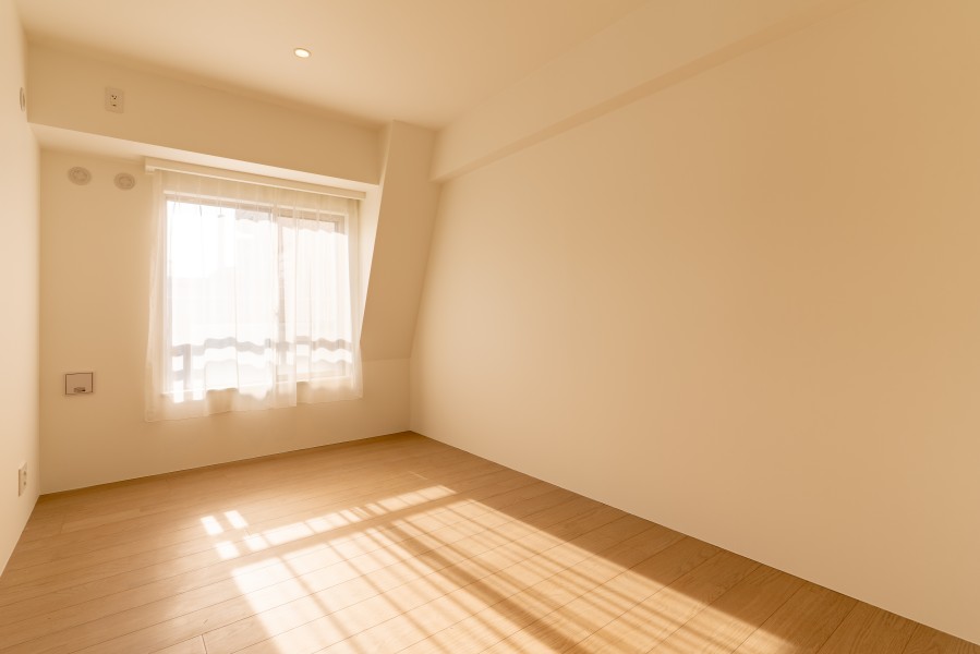 巾木を設けず、繊細な技術で丁寧につくりあげた住まいです。ディテールにこだわりすっきりと見せる上質感溢れる内装です。