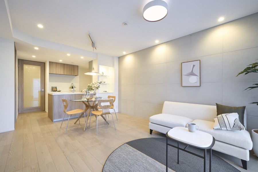 ゆとりある約14.9帖のLDKは、明日への活力を養うことができる居心地の良いお部屋です。木のぬくもりを感じる床材や、上質感のあるアクセントタイルを採用しています。