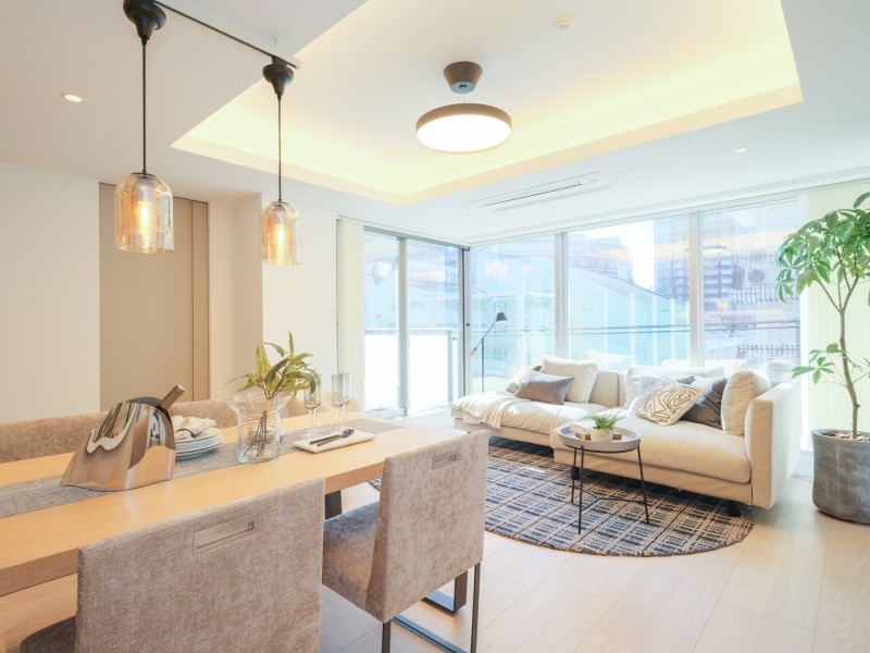 リビングには床暖房が敷設されているので、寒い季節でも足元からの冷えを気にせずにご家族やお友達と快適に団らん時間をお過ごしいただけます。