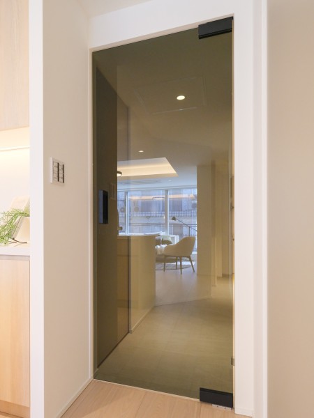 LDへ続く扉はガラス扉のため、より開放感がありスタイリッシュな印象へと仕上がりました。空間のアクセント部分となっております。