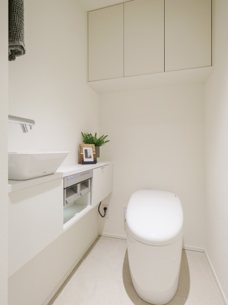 タンクレストイレやスティックリモコンでスタイリッシュな雰囲気を演出したレストルームです。毎日使う場所だからこそ、清潔感と使いやすさを考慮しました。